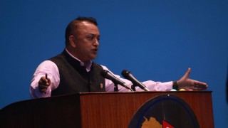 संसदमा  सांसद थापाले भने :'अर्थमन्त्रीले राजीनामा नदिए प्रधानमन्त्रीले हटाउनुपर्छ' 