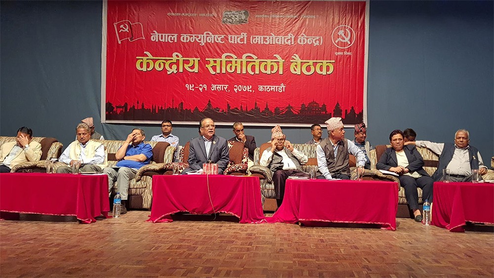 माओवादी बैठक आज बस्दै  : 'बैठकमा उठेका नेताका प्रश्नको जवाफ प्रचण्डले दिदै'