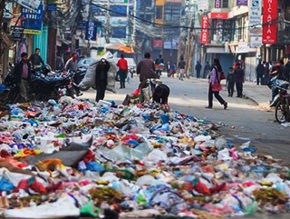 फोहरले  भरियो  काठमाडौँ  : 'सडक मर्मत समयमा पूरा नभएपछि साधन चलाउन कठिन' 
