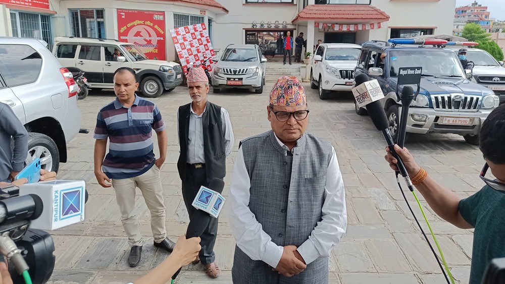 प्रवक्ता   महराले   भने    :   ' पार्टी   पदाधिकारीबारे   छलफल हुँदै  ,   टुंगो  आजको    बैठकले  लगाउने  ' 