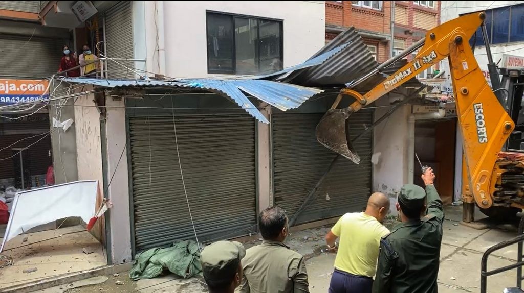 एक महिनाको अभियान :  '३९ स्थानका अवैध संरचना हटाइए, १९ पार्किङ खाली' 