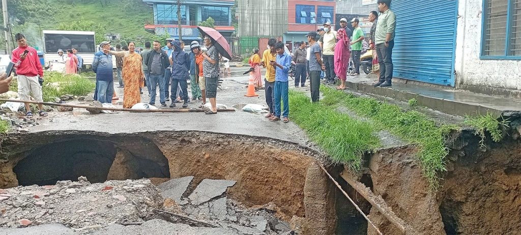 विभिन्न राजमार्ग बन्द  : “ चार सडक पूर्ण र १४ सडक आशिंक रूपमा अवरुद्ध ”