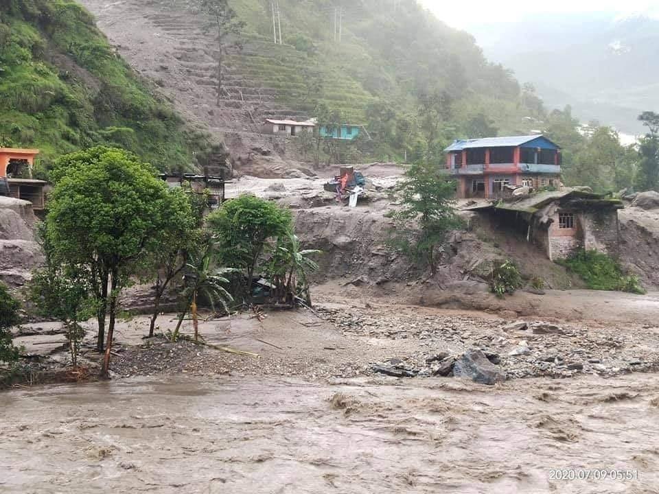 लगातारको वर्षासँगै पहिरो र डुबान ( अपडेड ) : " अछाममा १७ को मृत्यु, छ जना बेपत्ता " 