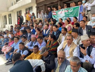 डा. शेखर - गगन पक्षधरको असन्तुष्टि : 'नेता कार्यकर्ताले गरे केन्द्रीय कार्यालयमा एक घण्टा धर्ना'