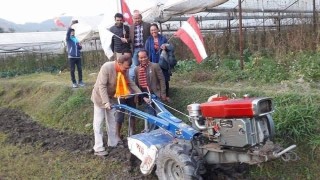 मतदातालाई खेतबारीमै भेट्दै उम्मेदवार : "उम्मेदवार मतदातालाई विश्वासमा लिने प्रयासमा "