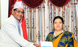 आयोगले राष्ट्रपतिलाई बुझायो परिणाम  : "अब सरकार गठनको बाटो खुल्ला"