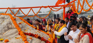 विधिपूर्वक शिला हस्तान्तरण : ' अयोध्यामा निर्माणाधीन राममन्दिरमा राखिने '
