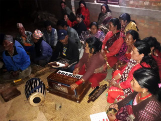 महिला सक्रियतामा भजन :  " हट्दै अल्छीपन, हलुङ्गिदै मन "