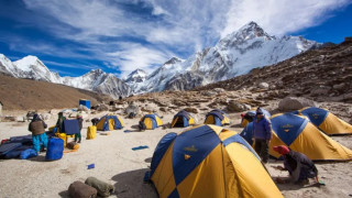 सयौँ आरोही सगरमाथामा : अनुकूल मौसमको प्रतीक्षामा
