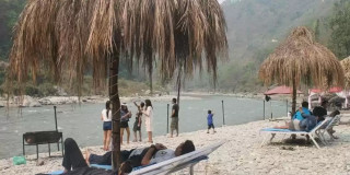 नेपालको नदी किनार  :  '  ‘सि बीच’ को झझल्को दिने  खालका छन !  '
