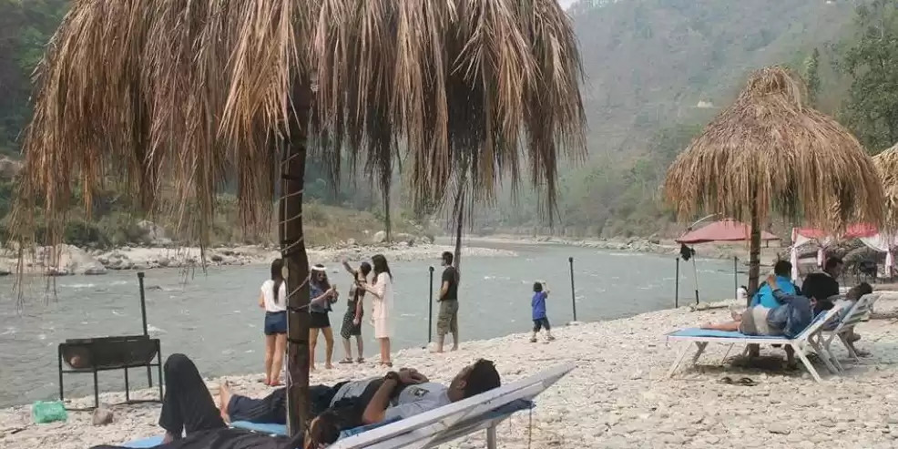 नेपालको नदी किनार  :  '  ‘सि बीच’ को झझल्को दिने  खालका छन !  '