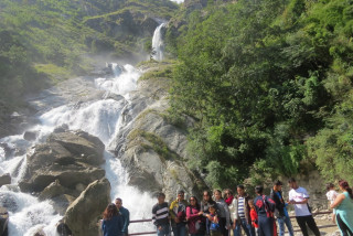 अन्नपूर्ण पदमार्गका झरना : " मनमोहक दृश्यले  जाे काेही पर्यटक लोभिन्छन" 