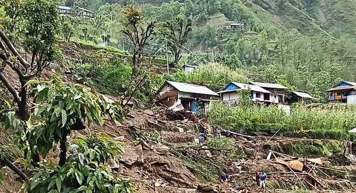 ताप्लेजुङको  मेहेलेमा   पहिरो    :    '  एक बेपत्ता, दुईजना  घाइते  '