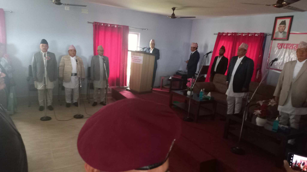 मुख्यमन्त्री थापाले लिए शपथ : "  ३ जनाको मन्त्रीपरिषद बन्यो, लिए शपथ "