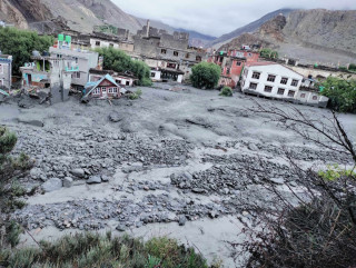 २९ घर पूर्णरूपमा ध्वस्त : "  सडक अवरुद्ध, माथिल्लो मुस्ताङ चल्ने यातायात ठप्प"