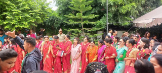 देउडामा तीन पुस्ता : " बाजेदेखि नातिसम्म एकसाथ नाँच्दै रमाए " 