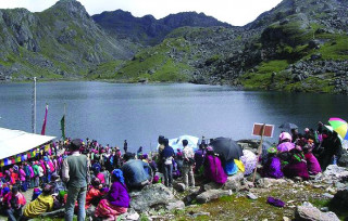 गोसाइँकुण्डमा स्नान गर्ने भक्तजनको घुइँचो :    'पूजा  तथा आरधना हुँदै '