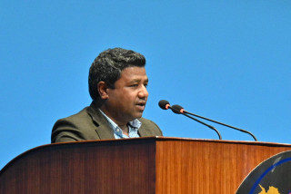 'राजनीतिक दलले सांसदको भूमिका ‘प्यारालाइज’  बनाए '   :  सांसद सन्तोष परियार
