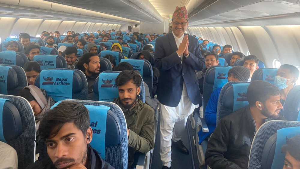 २५३ नेपाली लिएर इजरायलबाट उड्यो जहाज  :   "  राती  १ः३० बजे आईपुग्दै "