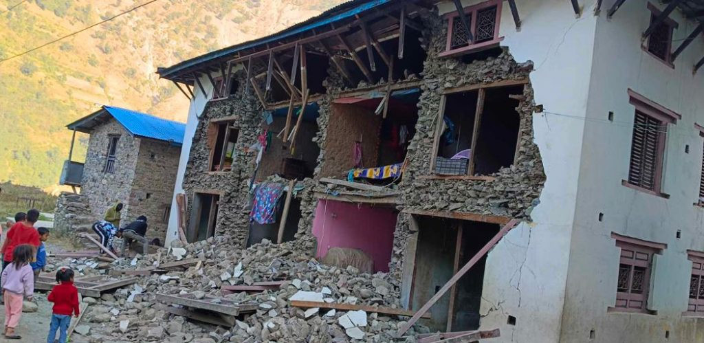 स्थानीय अधिकारी भन्छन  :  " विस्थापितको पुनर्वास र खाद्यान्नको व्यवस्था  प्राथमिकतामा "