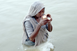 उदाउँदो सूर्यलाई अर्घ्य दिँदै छठ पर्व सम्पन्न  : "  जलाशयमा उदाउँदो सूर्यलाई अर्पन "