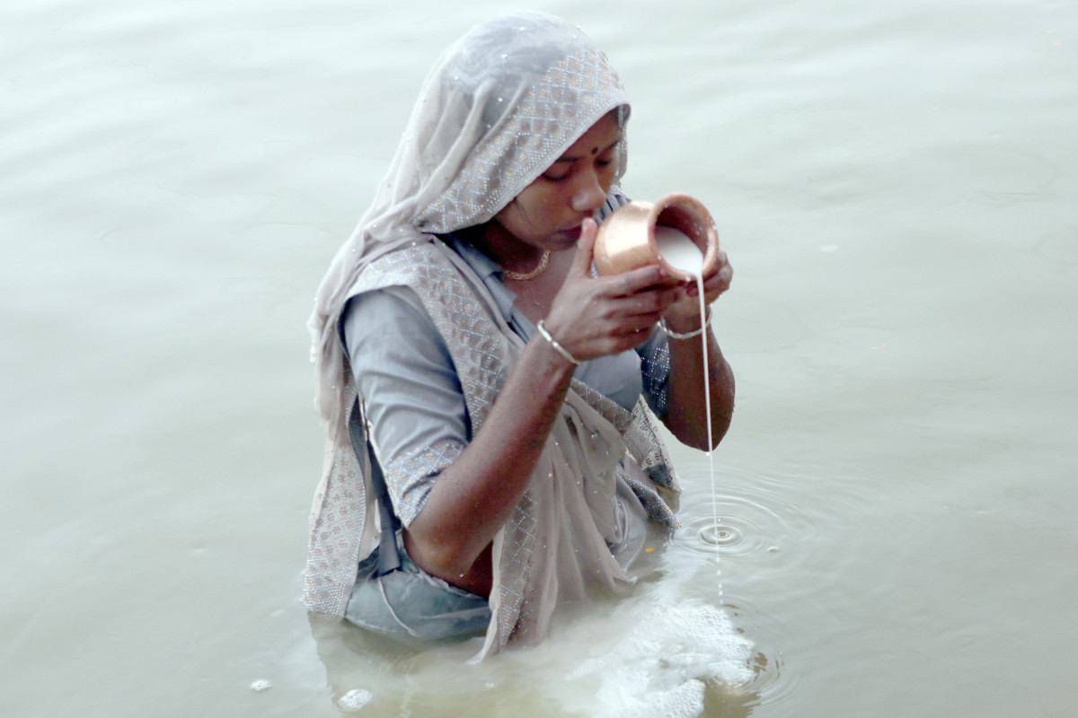 उदाउँदो सूर्यलाई अर्घ्य दिँदै छठ पर्व सम्पन्न  : "  जलाशयमा उदाउँदो सूर्यलाई अर्पन "
