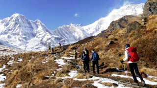 जेठो हिमालको आधार शिविर : पूर्वाधारको प्रतीक्षामा
