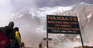 म्याग्दीको  धौलागिरि   :  "  आइसफल पदमार्ग प्रवर्द्धन गरिँदै "