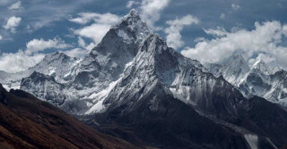 हिउँले टलक्क टल्कने सोलुखुम्बुका हिमाल  : " कालापत्थरमा परिणत हुँदै "