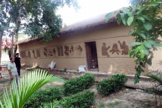 थारु समुदाय  :  “ परम्परागत पहिचान बोकेका काठका घर विस्थापित हुँदैछन् ”