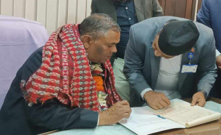 उपप्रधानमन्त्री यादवले अभिभावकलाई भने :   " आफ्ना बालबालिकालाई खोप लगाउनुस् " 