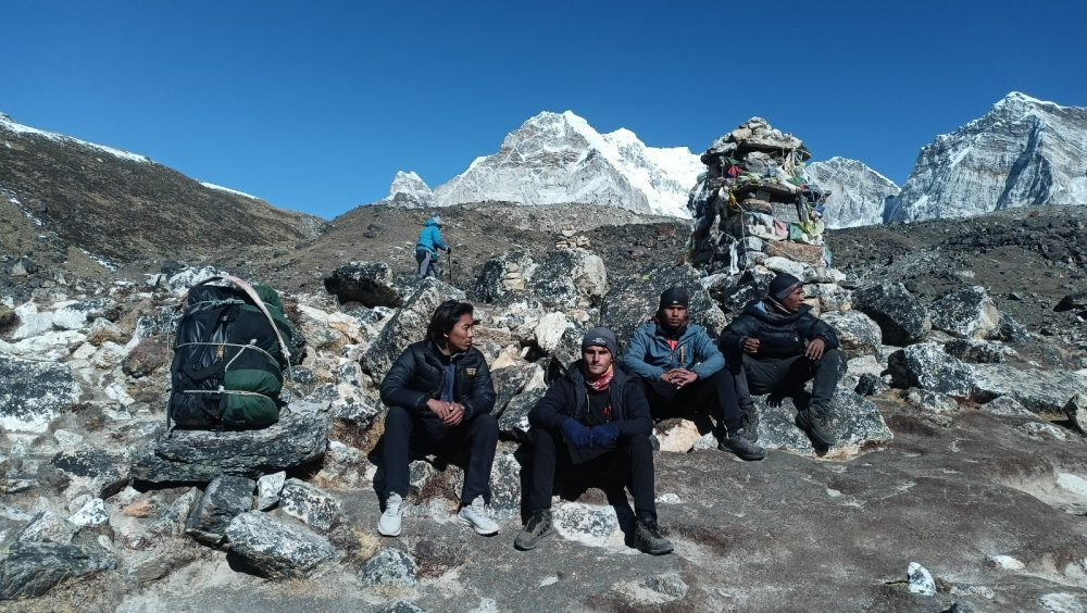 खुम्बुको पर्यटन जोगाउने भरियाहरु :  टाउकोमा नाम्लो ,  पिठ्यूँमा गह्रौँ ‘ब्याकप्याक’