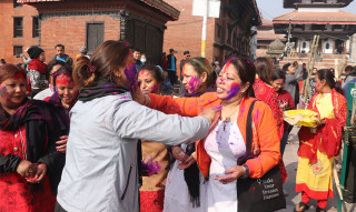 सद्भावनाको पर्व होली आज  :  "  पहाडी क्षेत्रमा हर्षोल्लासका साथ  मनाइँदै "