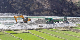 जुम्लाका जलाधार क्षेत्र  ः 'अधिक दोहनले जोखिममा,  जथाभावी बालुवा र गिट्टी निकाल्दा  असर '