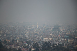 काठमाडौँ विश्वकै सबैभन्दा प्रदूषित सहर   :  " उपत्यकाको आकाशमा बाक्लाे  तुवाँलो "