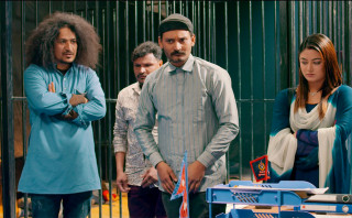 दर्शकको आकर्षण   : " कलात्मक भन्दा मनोरञ्जनात्मक चलचित्रमा "