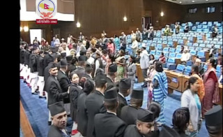 बिरोधबीच सभामुखले दिए रबिलाई बोल्न : ' कांग्रेस -  एमाले सांसदबीच धकेलाधकेल '