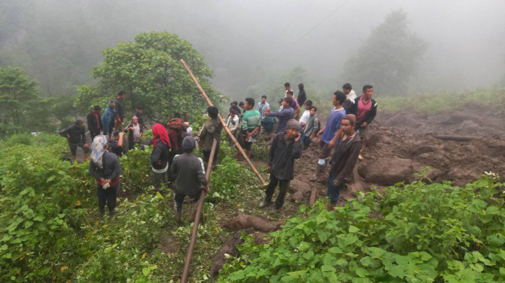 पहिरोमा परी एकै परिवारका चारजनाको मृत्य, दुई घाइते