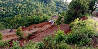 कास्कीमा पहिरो  :   ' पुरिएर दुई बालबालिकाको मृत्यु , पृथ्वी राजमार्ग भासियो '