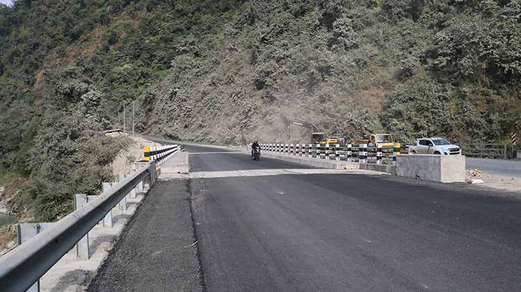 विस्तार कार्य तीब्र  : ' ५३ किलोमिटर सडक कालोपत्र  सकियो '