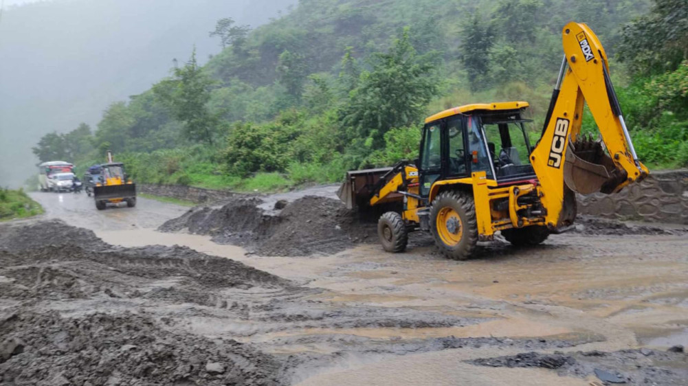 पहाडी भेगमा बाढी र पहिरो   :  "  विभिन्न ठाउँमा सडक अवरुद्ध, तराईमा डुबान "