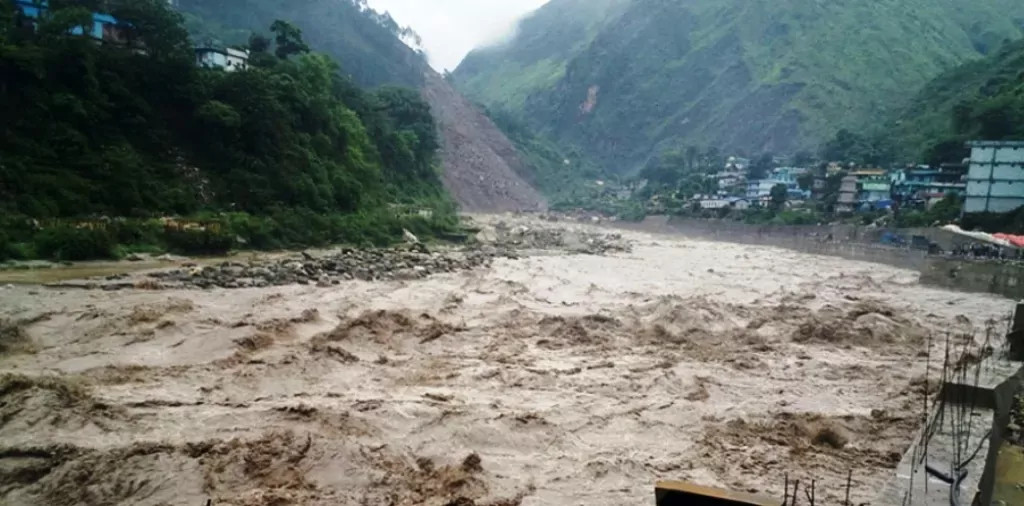 महाकालीमा पानीको बहाव बढ्यो :  "  सवारी साधन चलाउन बन्देज "
