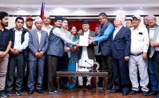 प्रधानमन्त्रीलाई  ज्ञापनपत्र दिदै भने  : "  भूकम्प प्रभावितले अनुदान अझै पाएनन् "