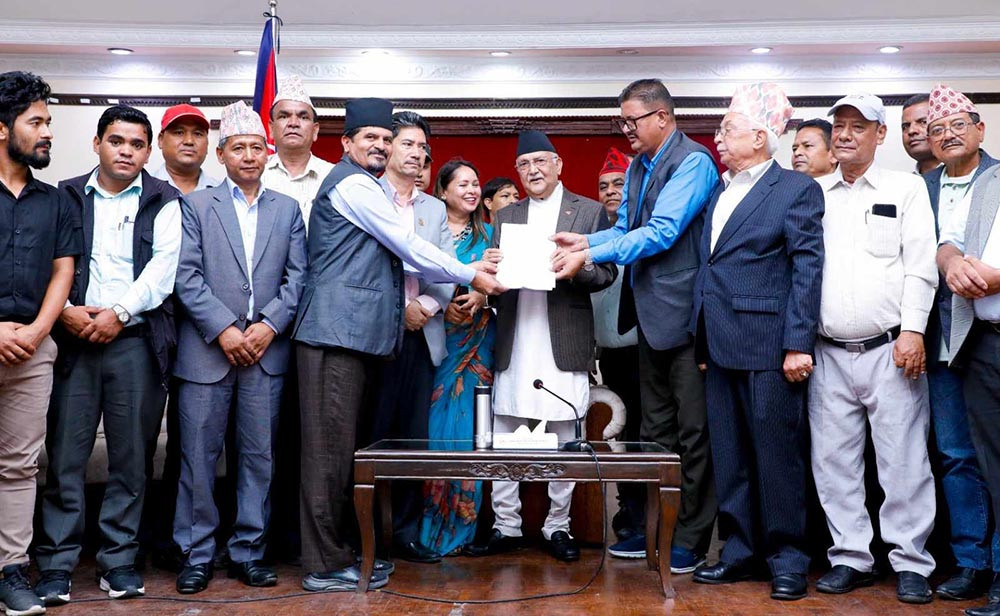प्रधानमन्त्रीलाई  ज्ञापनपत्र दिदै भने  : "  भूकम्प प्रभावितले अनुदान अझै पाएनन् "