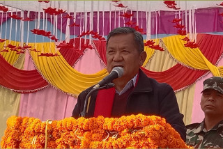  ' ढुक्क हुनुहोस्, सरकार तीन वर्ष तलमाथि हुँदैन '  :  मन्त्री गुरूङ