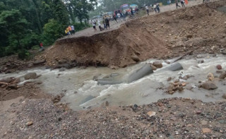डाइभर्सन बाढीले बगाउँदा नारायणगढ–बुटवल सडकखण्ड अवरुद्ध