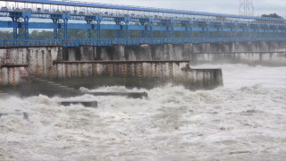 महाकाली  नदीमा पानीको बहाब बढ्याे   :  ' शारदा ब्यारेजमा सवारी बन्द '