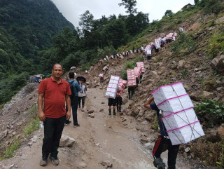 एबाह्रबिसे- कोदारी पहिरो : 'भरिया लगाएर सामान ओसारपसार '