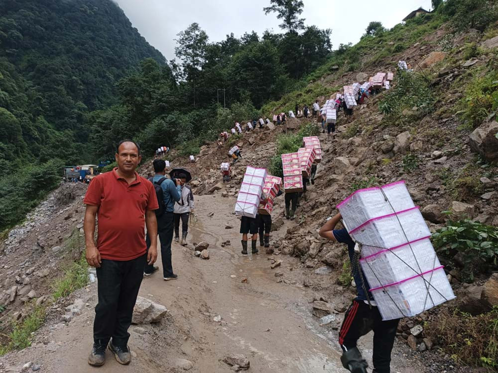 एबाह्रबिसे- कोदारी पहिरो : 'भरिया लगाएर सामान ओसारपसार '