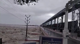 कोशी ब्यारेजका सबै ढोका खोलियो : ' पुलबाट आवत जावतमा रोक '